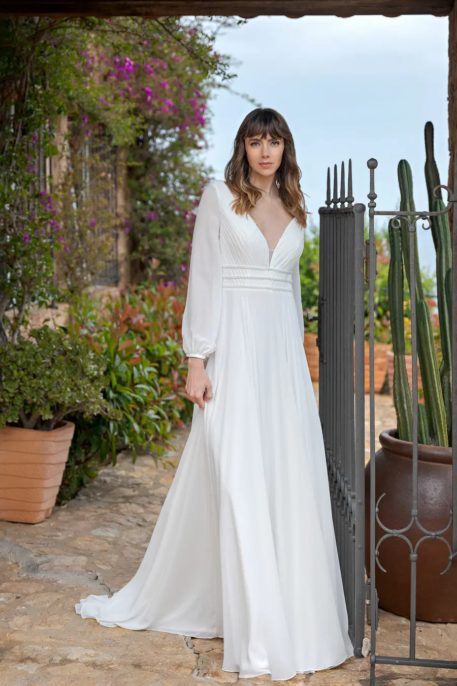 LB314 by Lohrengel: A-Line silhouette, V-neck neckline, long sleeves, chiffon