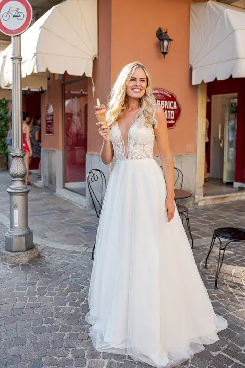 VN20 ivory wedding dress by Vera Nova, A-line, lace