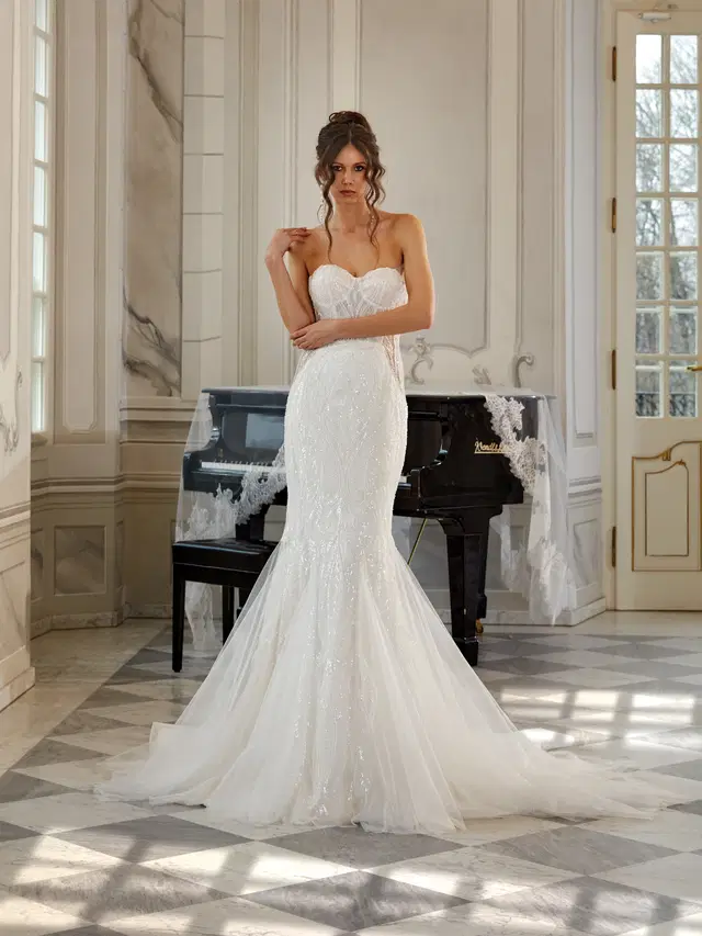 Poppy by Vanilla Sposa: Mermaid silhouette, sweetheart neckline, sleeveless, lace