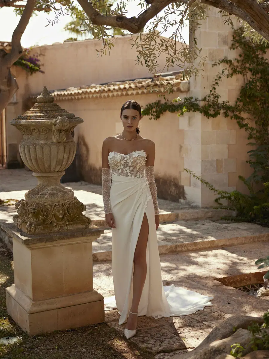 Elfre by Modeca Bridal: Fit & Flare silhouette, sweetheart neckline, crepe, sweep / brush train