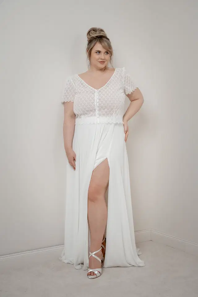 Top Fanie Curvy by noni: Two-Piece silhouette, V-neck neckline, short sleeves, lace