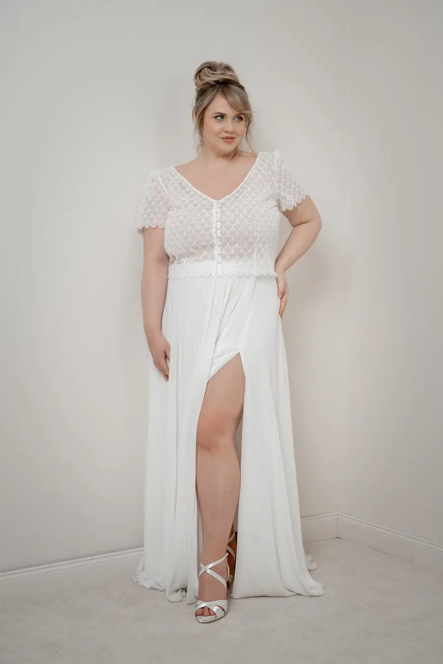 Top Fanie Curvy by noni: Two-Piece silhouette, V-neck neckline, short sleeves, lace