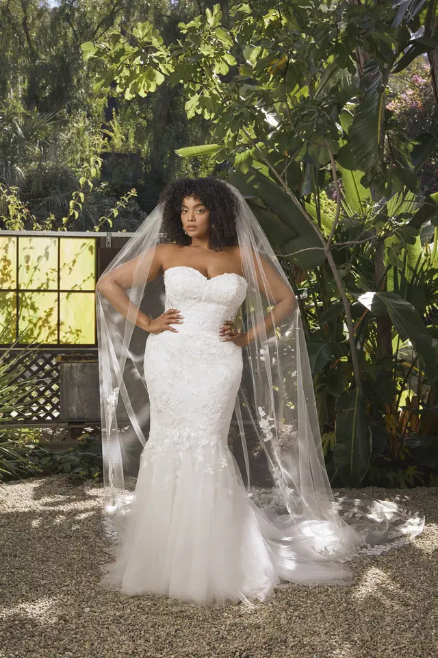 Eve Curvy by Beloved by Casablanca: Mermaid silhouette, sweetheart neckline, short sleeves, lace