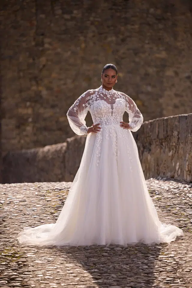 27302 by Très Chic: A-Line silhouette, sweetheart neckline, separate sleeves, tulle