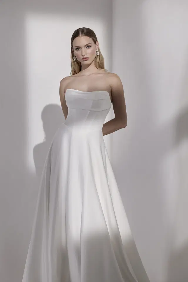 Sara by Avenue by Josephine Scott - view 2 of 4