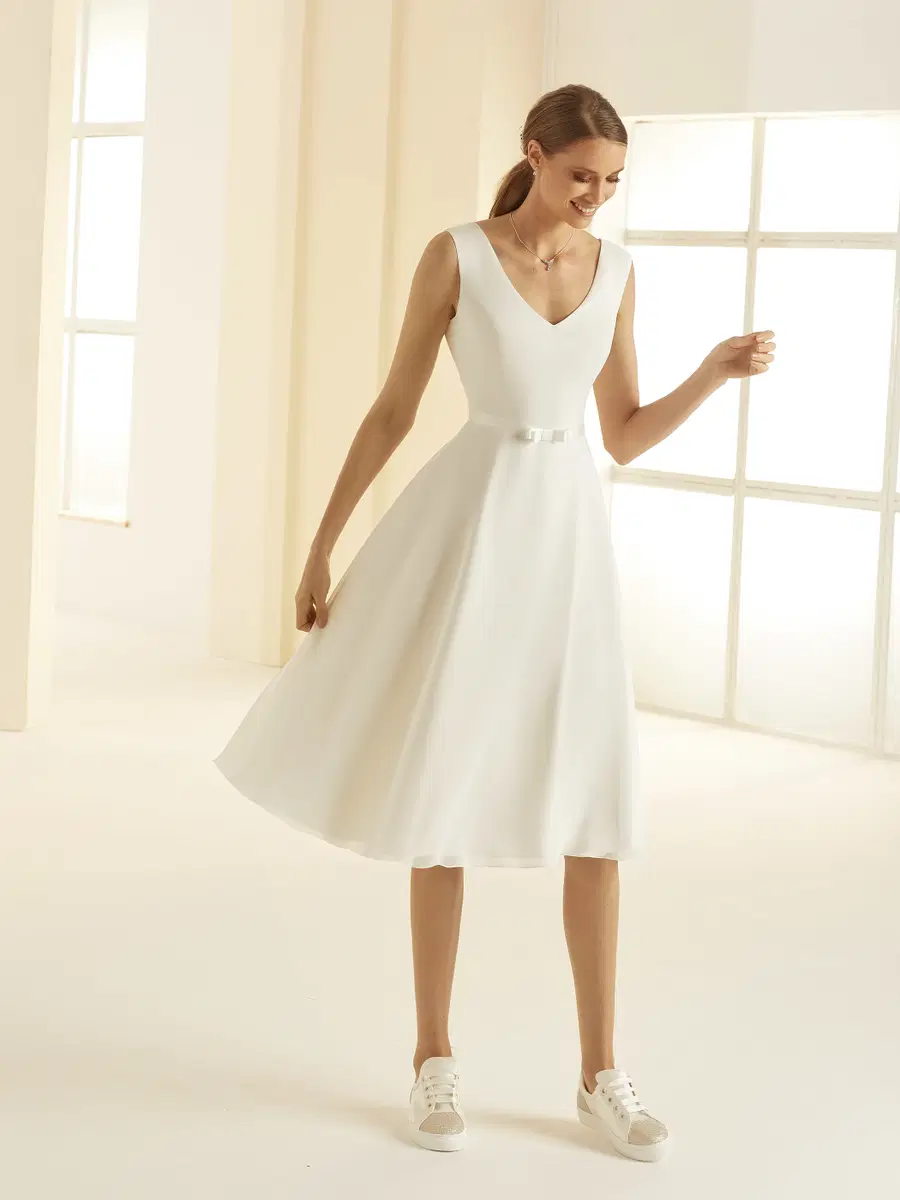 KORNELIA by Bianco Evento: A-Line silhouette, V-neck neckline, sleeveless, satin