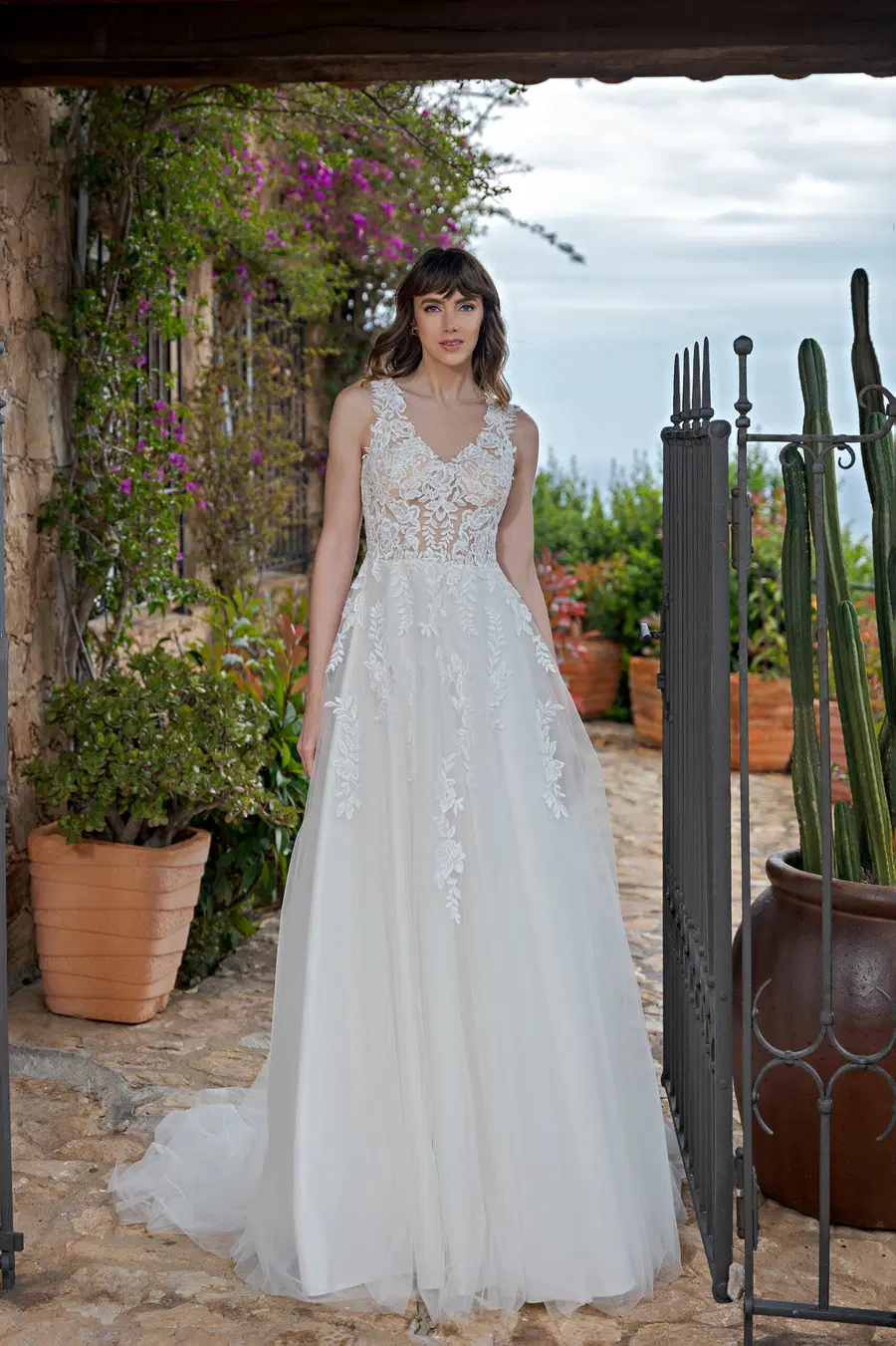 LB253 by Lohrengel: A-Line silhouette, V-neck neckline, sleeveless, tulle