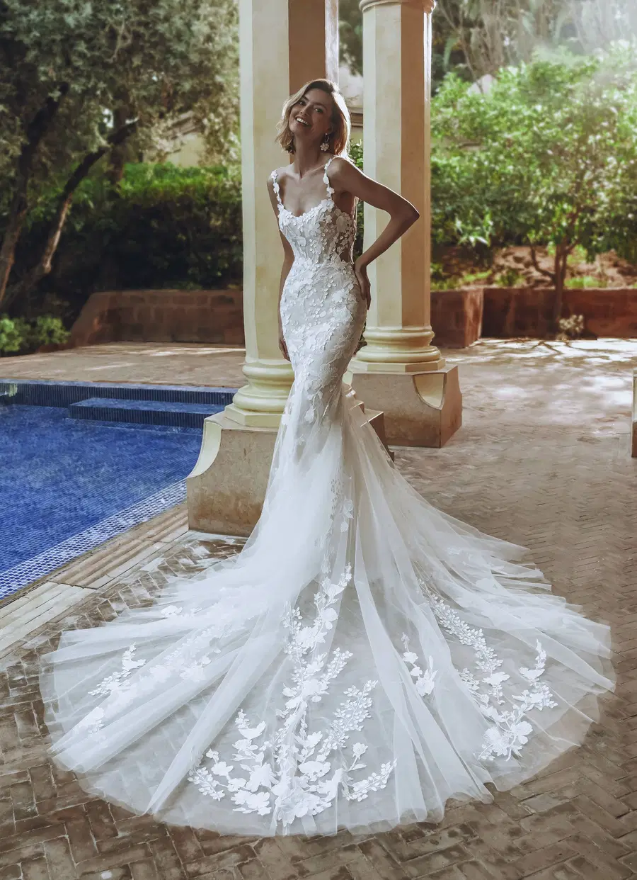 URMILA by Enzoani: Mermaid silhouette, scoop neckline, sleeveless, satin