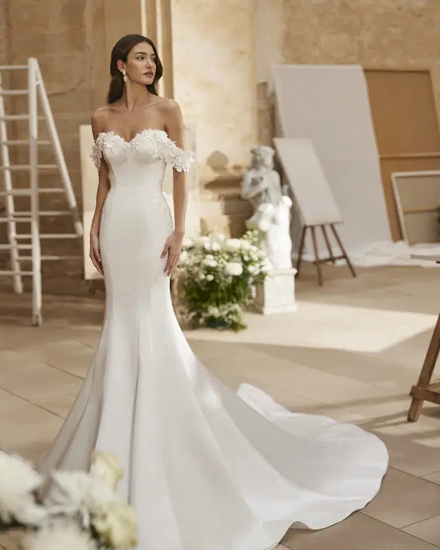 Mayra by Aire Barcelona: Mermaid silhouette, sweetheart neckline, satin