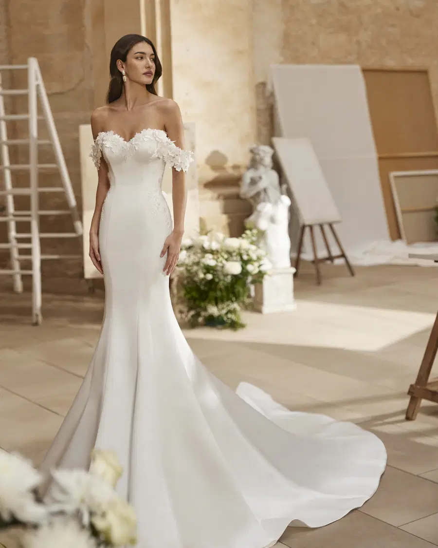 Mayra by Aire Barcelona: Mermaid silhouette, sweetheart neckline, satin