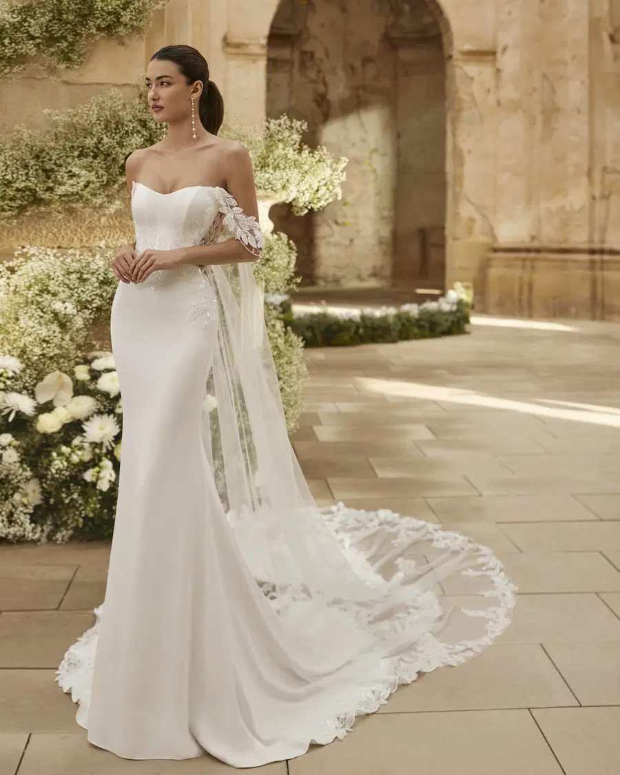 Marina by Aire Barcelona: Mermaid silhouette, straight neckline, crepe