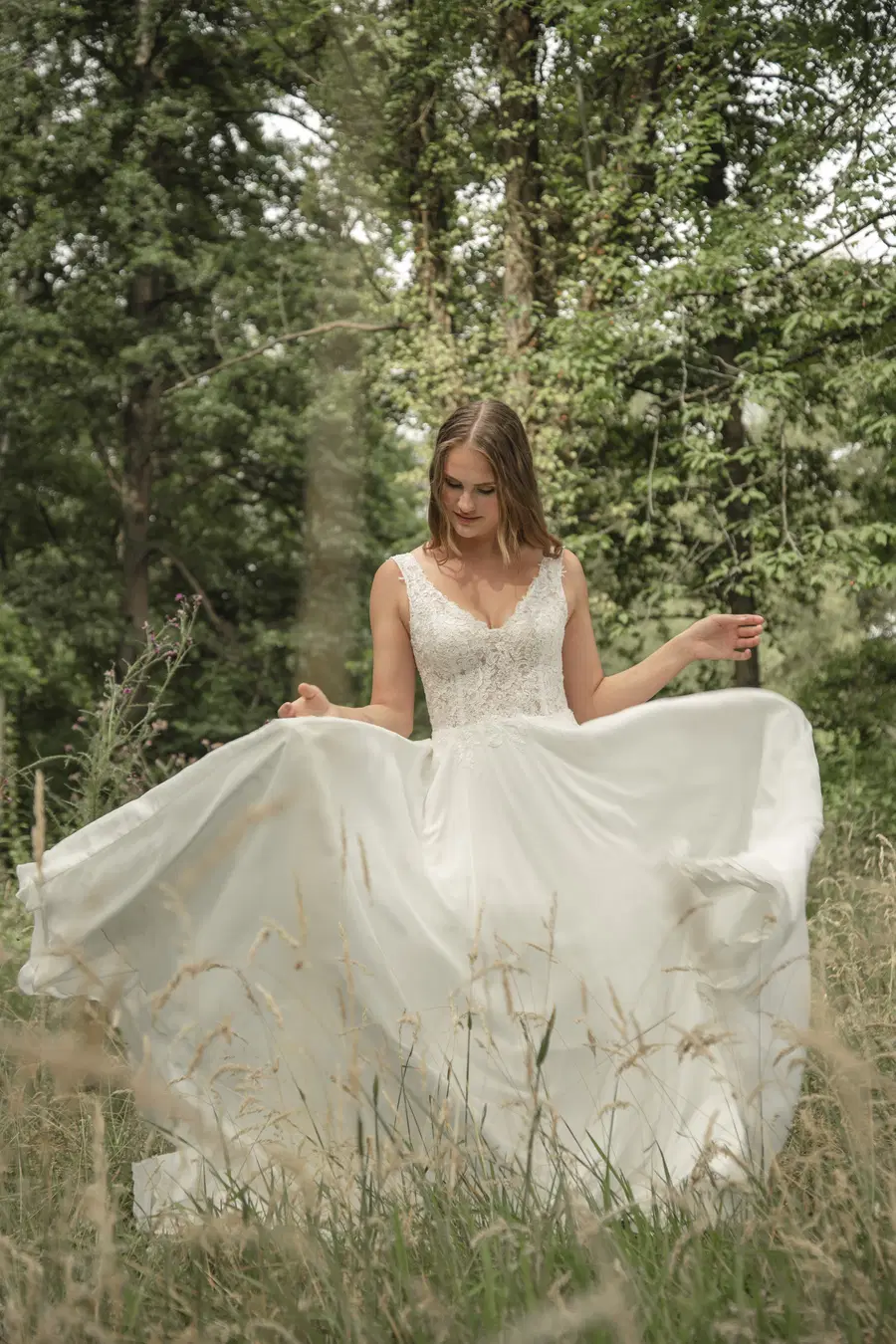 Alissa by Sanna Lindström: A-Line silhouette, V-neck neckline, sleeveless, chiffon