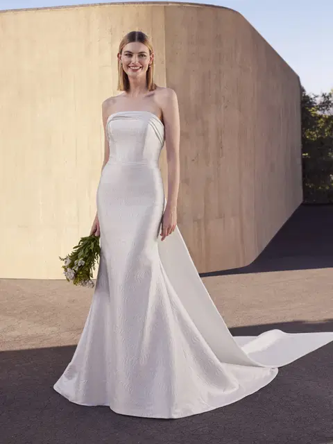 Juny wedding dress by Pronovias, mermaid, straight