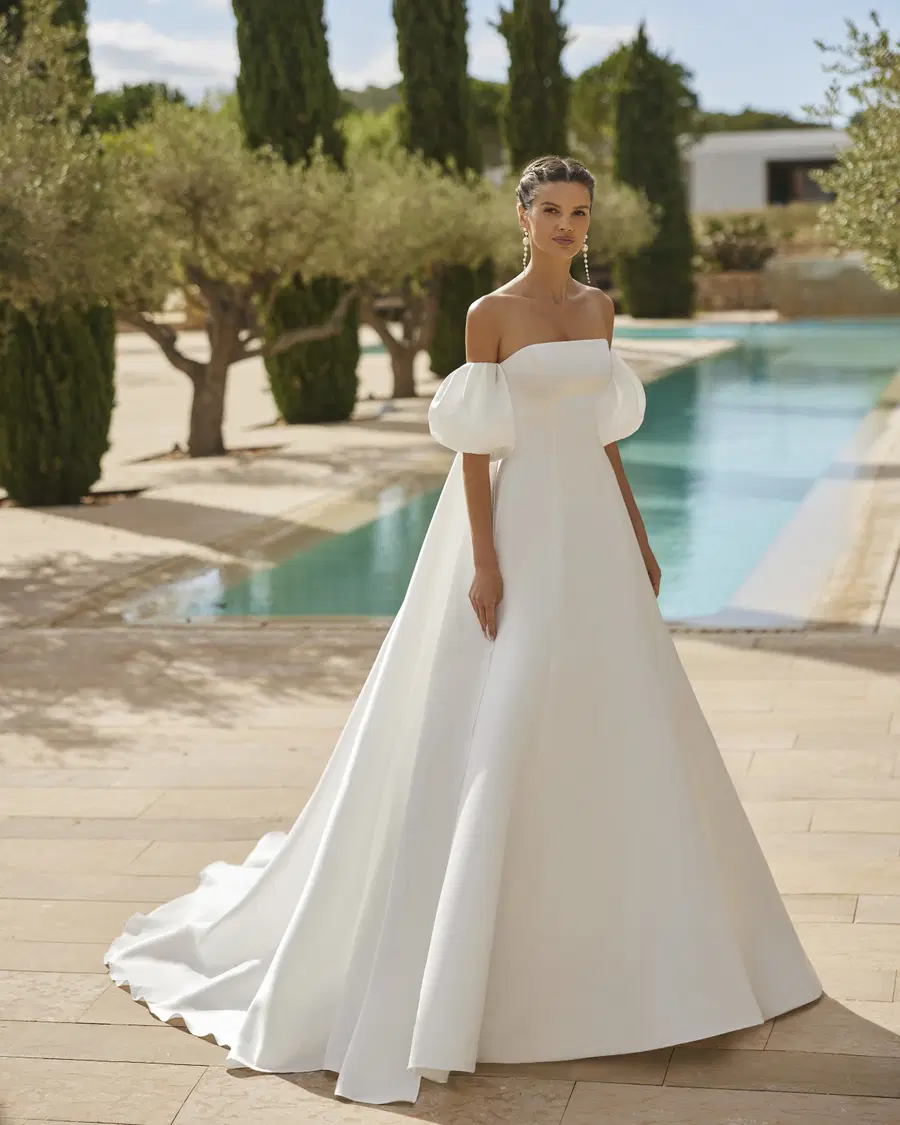 Sur by Adriana Alier: A-Line silhouette, straight neckline, satin