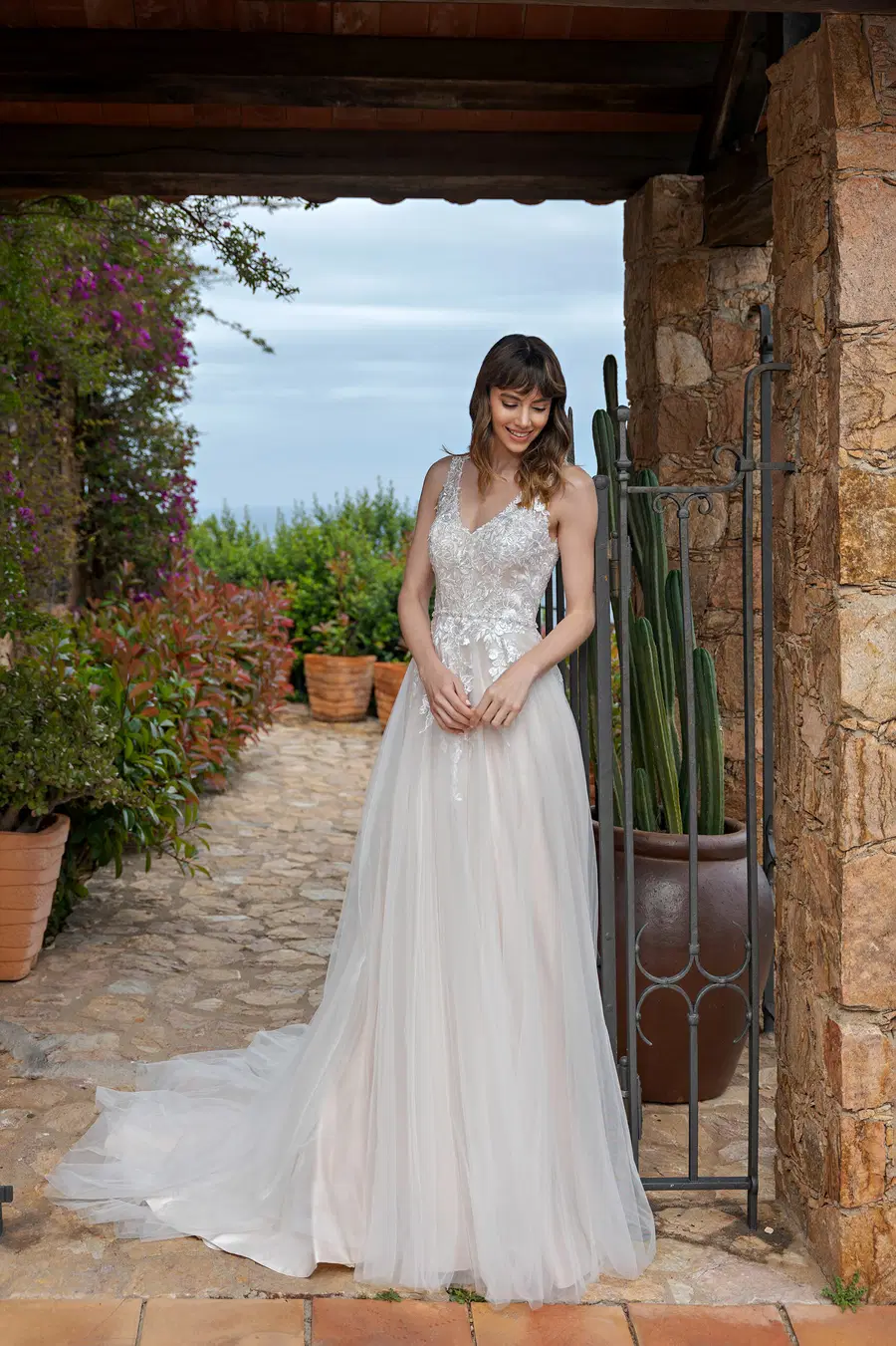 LB251 by Lohrengel: A-Line silhouette, V-neck neckline, sleeveless, lace