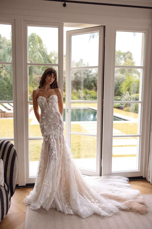 Gerona by Tina Valerdi: Mermaid silhouette, sweetheart neckline, detachable sleeves, lace