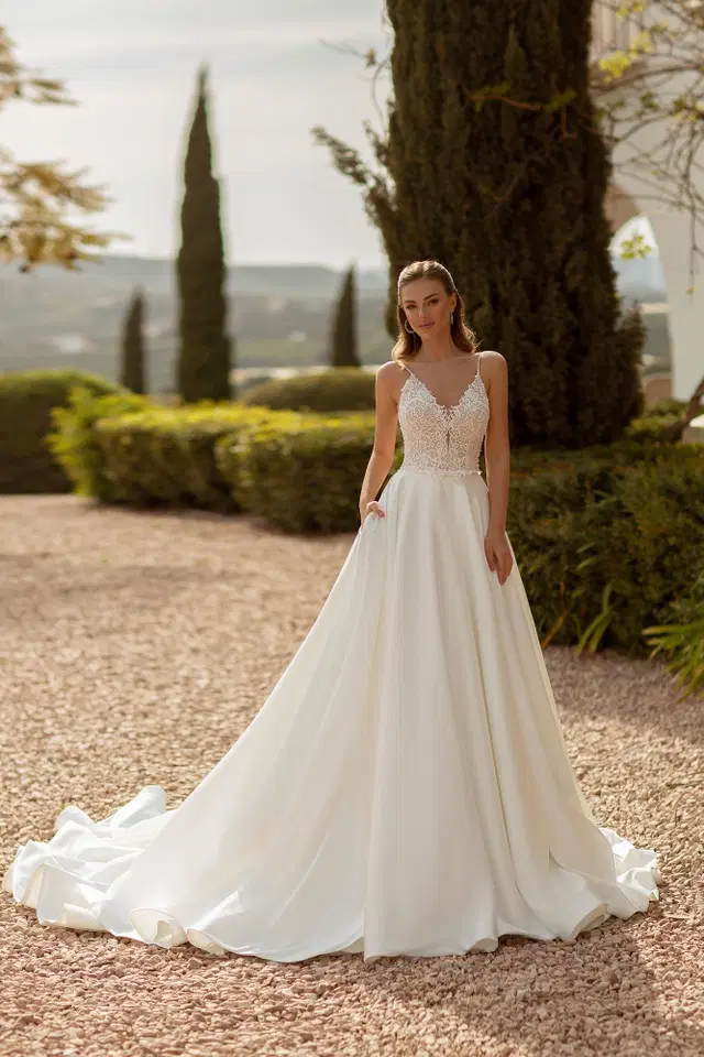 8025 satin skirt by Monica Loretti: A-Line silhouette, deep V-neck neckline, sleeveless, lace