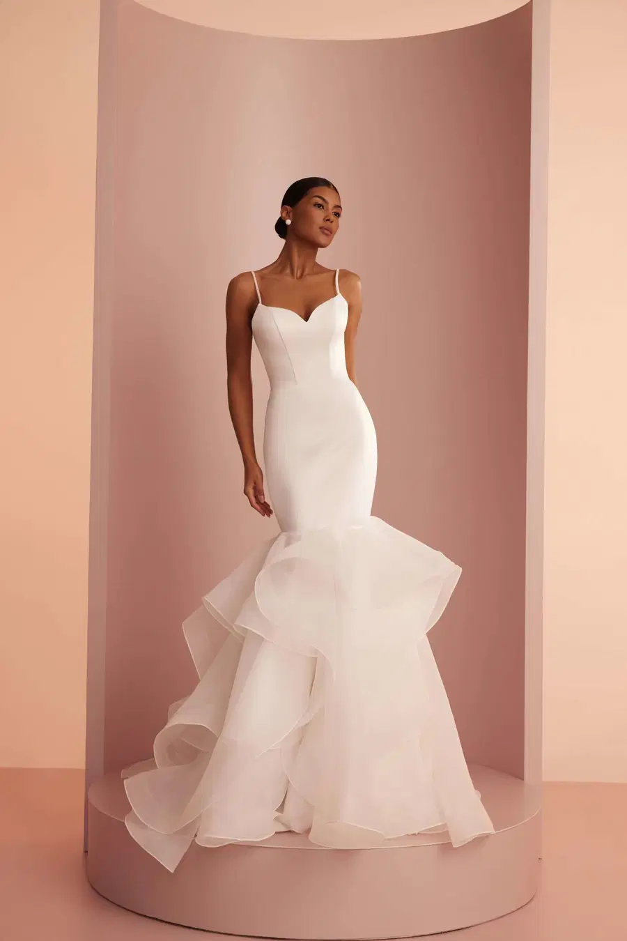 L418 by Ariamo Light: Mermaid silhouette, sweetheart neckline, sleeveless, satin