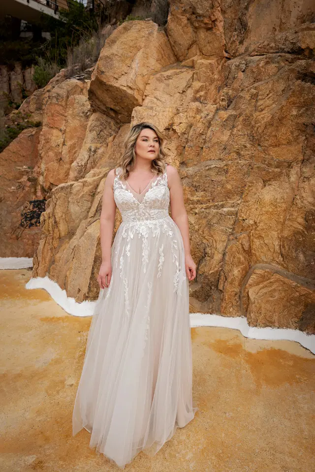 LB204 by Lohrengel: A-Line silhouette, deep V-neck neckline, sleeveless, tulle