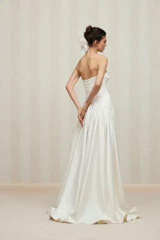 Queen by Anne Mariée - view 4 of 5