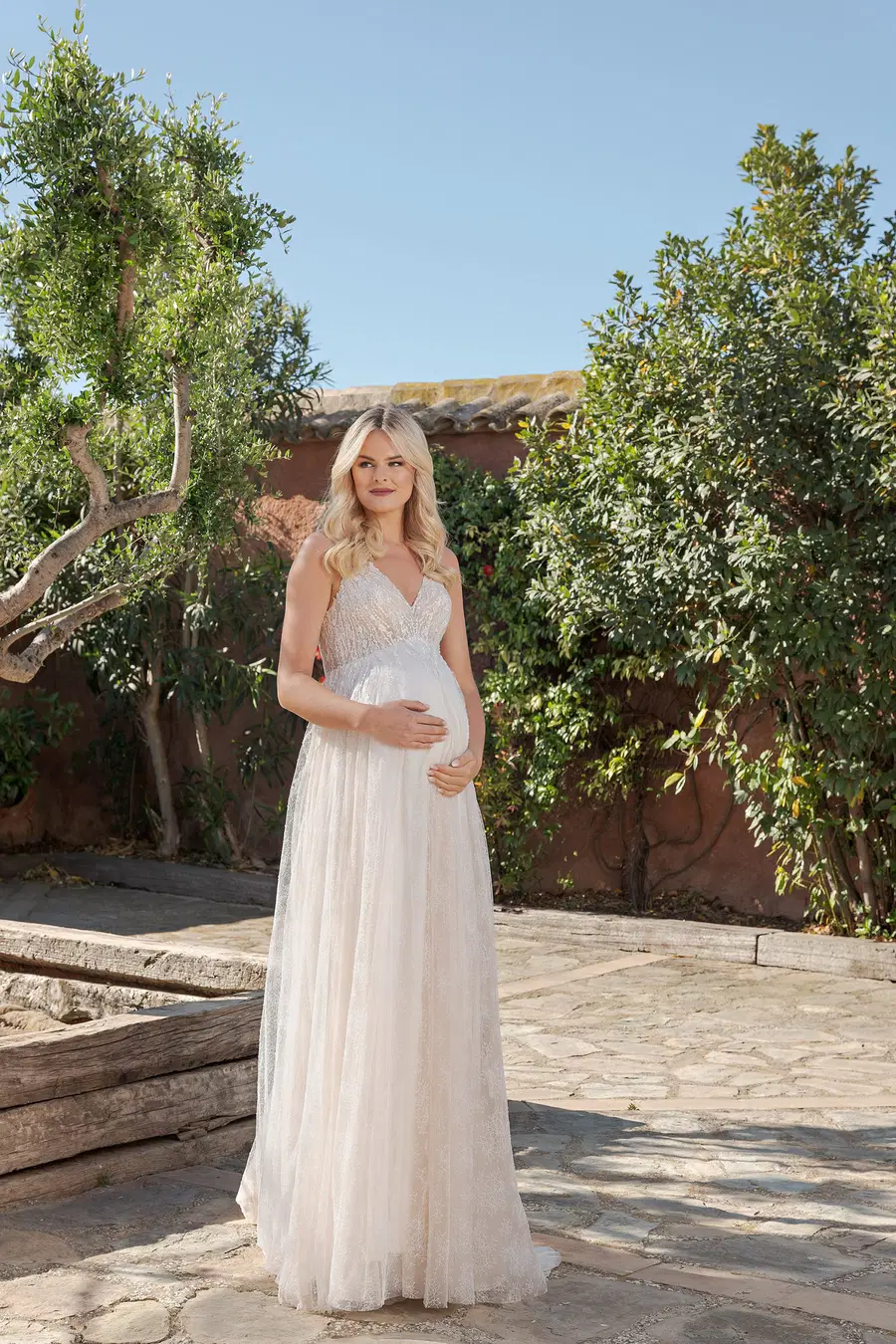 DTS501 by Duett: Empire silhouette, deep V-neck neckline, sleeveless, tulle