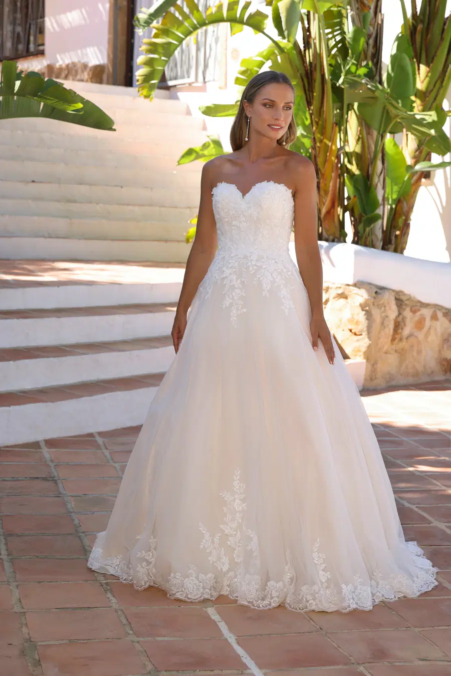 Anna by Azuree Bridal: A-Line silhouette, sweetheart neckline, lace