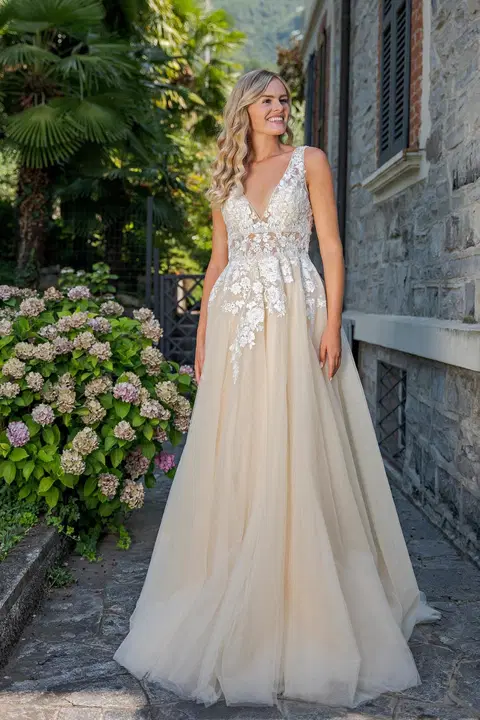 VN21 ivory/rumpink wedding dress by Vera Nova, A-line, lace