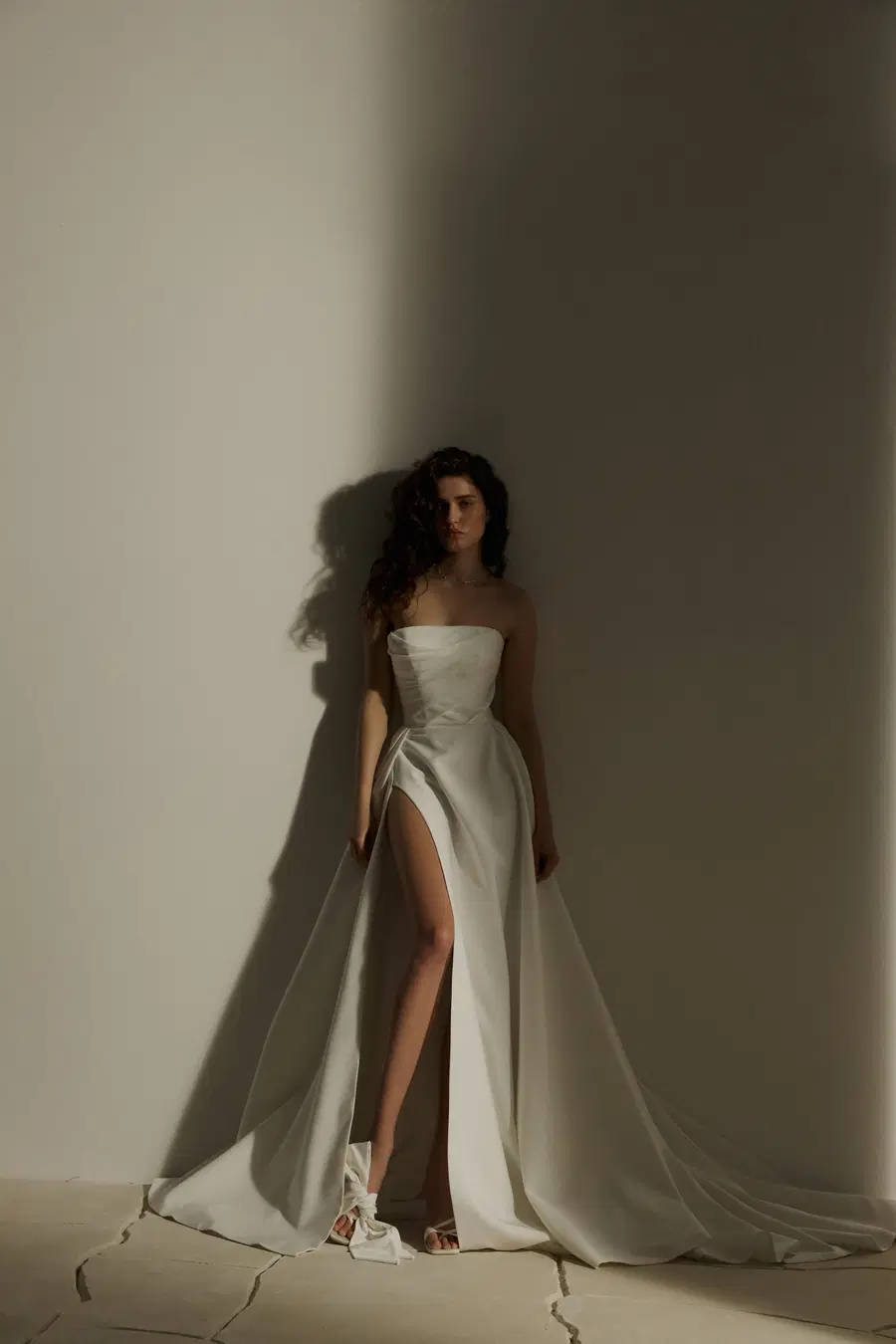 Norwin by Eva Lendel: A-Line silhouette, straight neckline, sleeveless, crepe