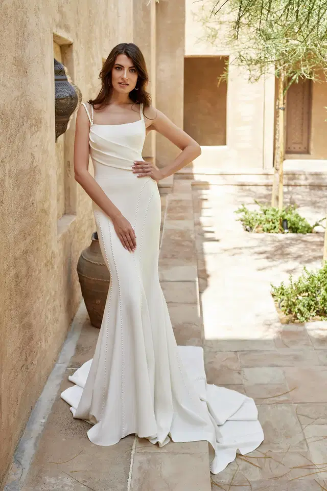 Tulip by Dando London: Fit & Flare silhouette, straight neckline, sleeveless, crepe