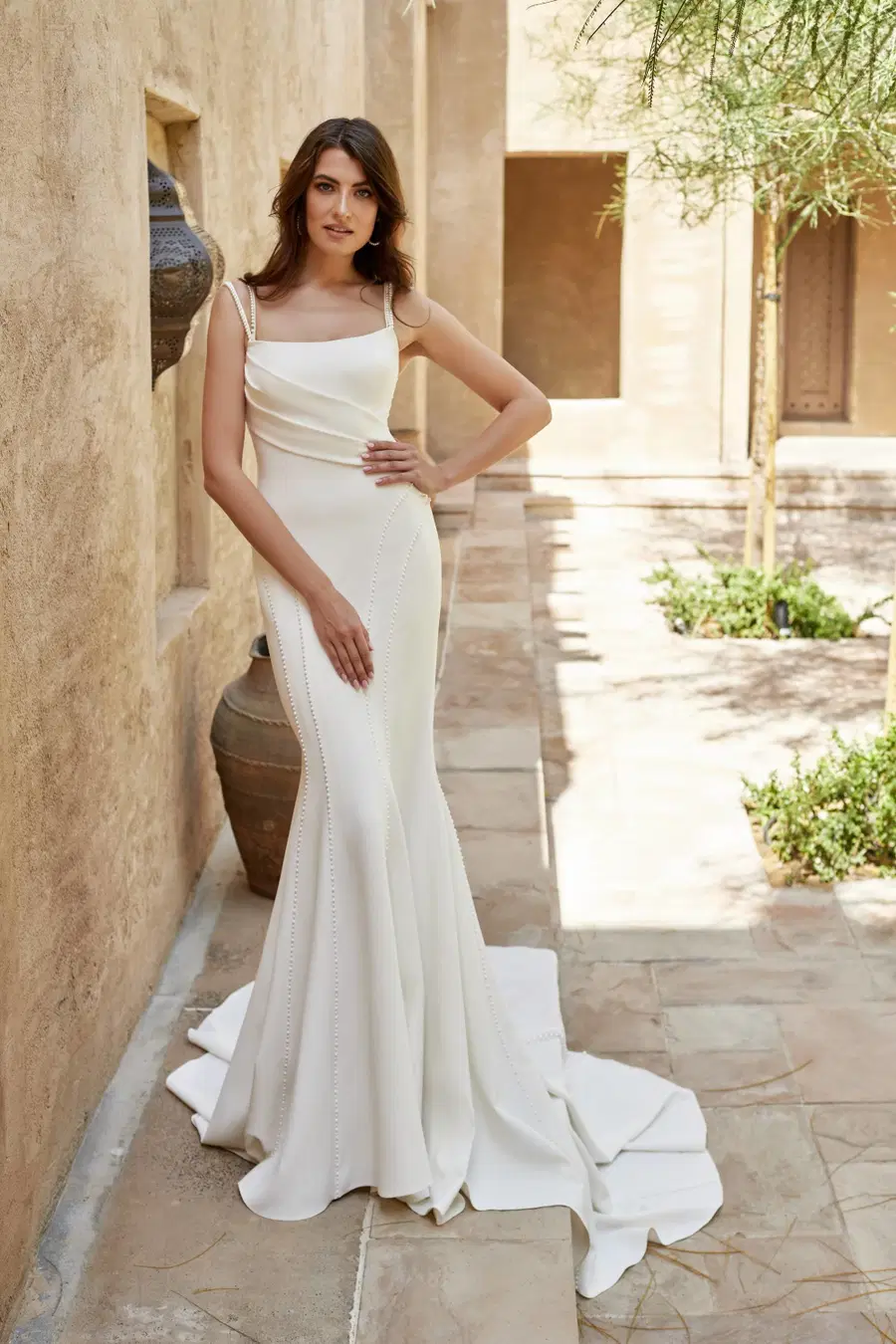 Tulip by Dando London: Fit & Flare silhouette, straight neckline, sleeveless, crepe