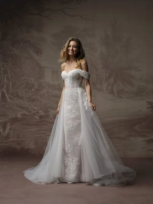 ESMERALDA LANE by Rebecca Ingram: Fit & Flare silhouette, sweetheart neckline, detachable sleeves, lace