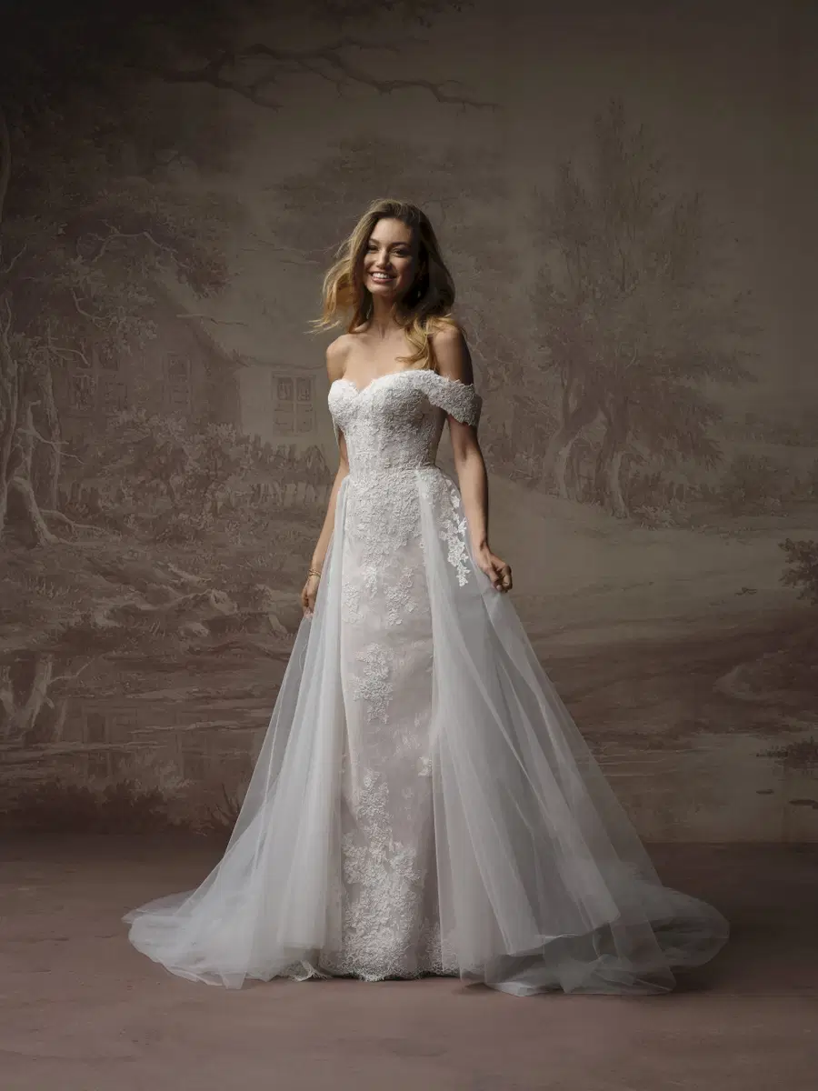 ESMERALDA LANE by Rebecca Ingram: Fit & Flare silhouette, sweetheart neckline, detachable sleeves, lace
