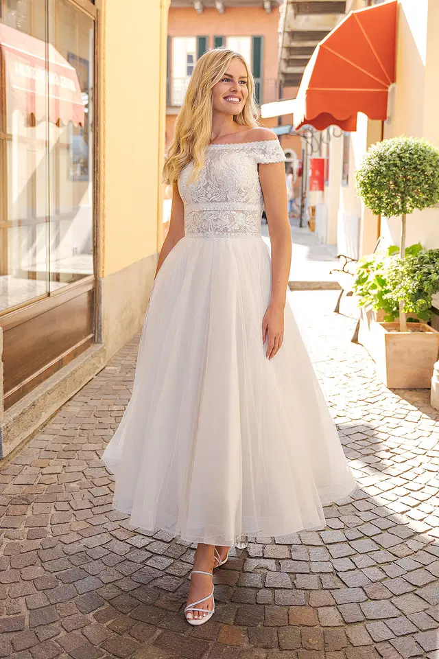 VN18 ivory/rumpink by Vera Nova: A-Line silhouette, boat neck neckline, short sleeves, lace