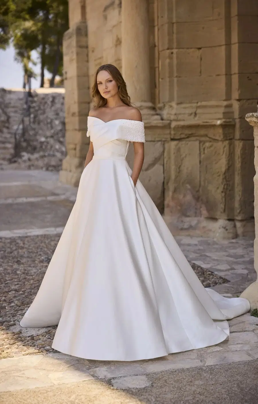 Hye by Veni Infantino: A-Line silhouette, off-shoulder neckline, satin