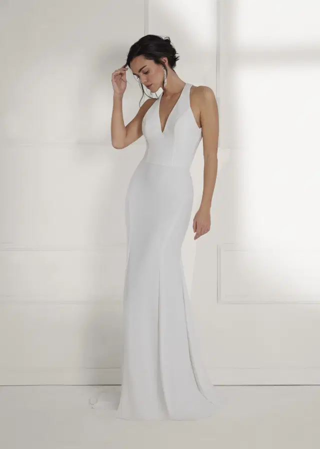 ELE by Serravalle: Trumpet silhouette, deep V-neck neckline, sleeveless, chiffon