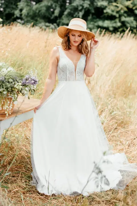 Mara wedding dress by Sanna Lindström, chantilly, illusion