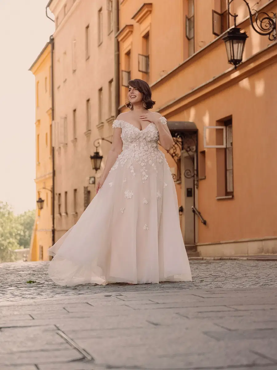 LO-535T by Agnes: Ball Gown silhouette, sweetheart neckline, cap sleeves, tulle