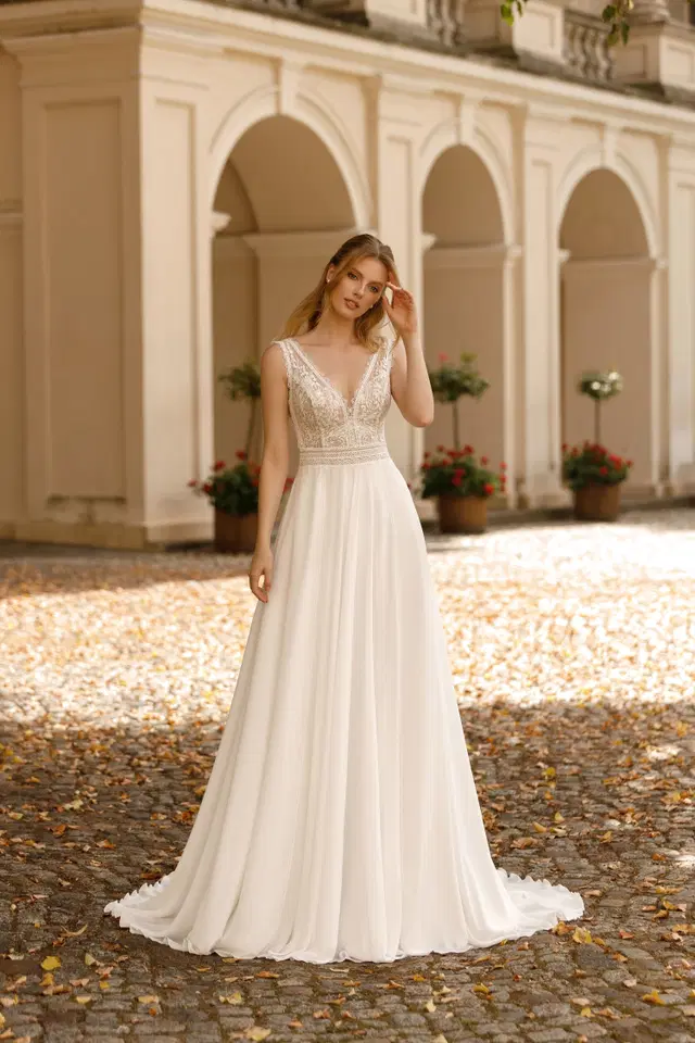 1096 by Angela Bianca: A-Line silhouette, V-neck neckline, sleeveless, chiffon