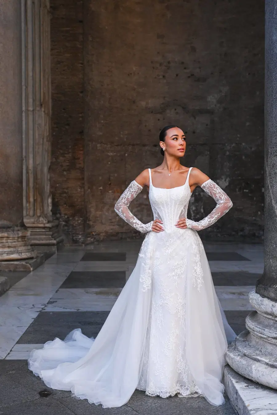 Maritozzo by Dando London: Straight silhouette, square neckline, long sleeves, lace