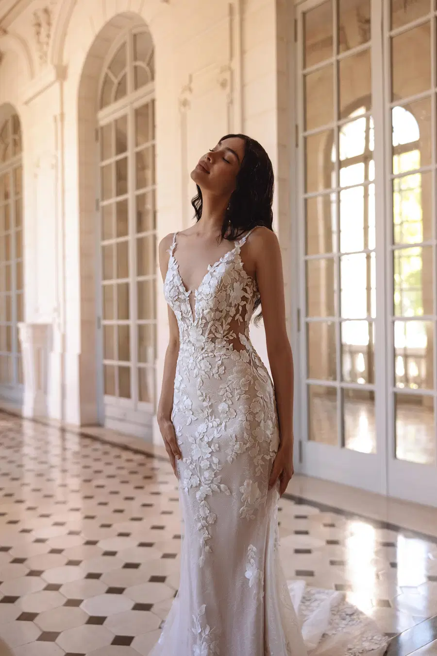 Ligia by Ella Novia: Straight silhouette, V-neck neckline, sleeveless, lace