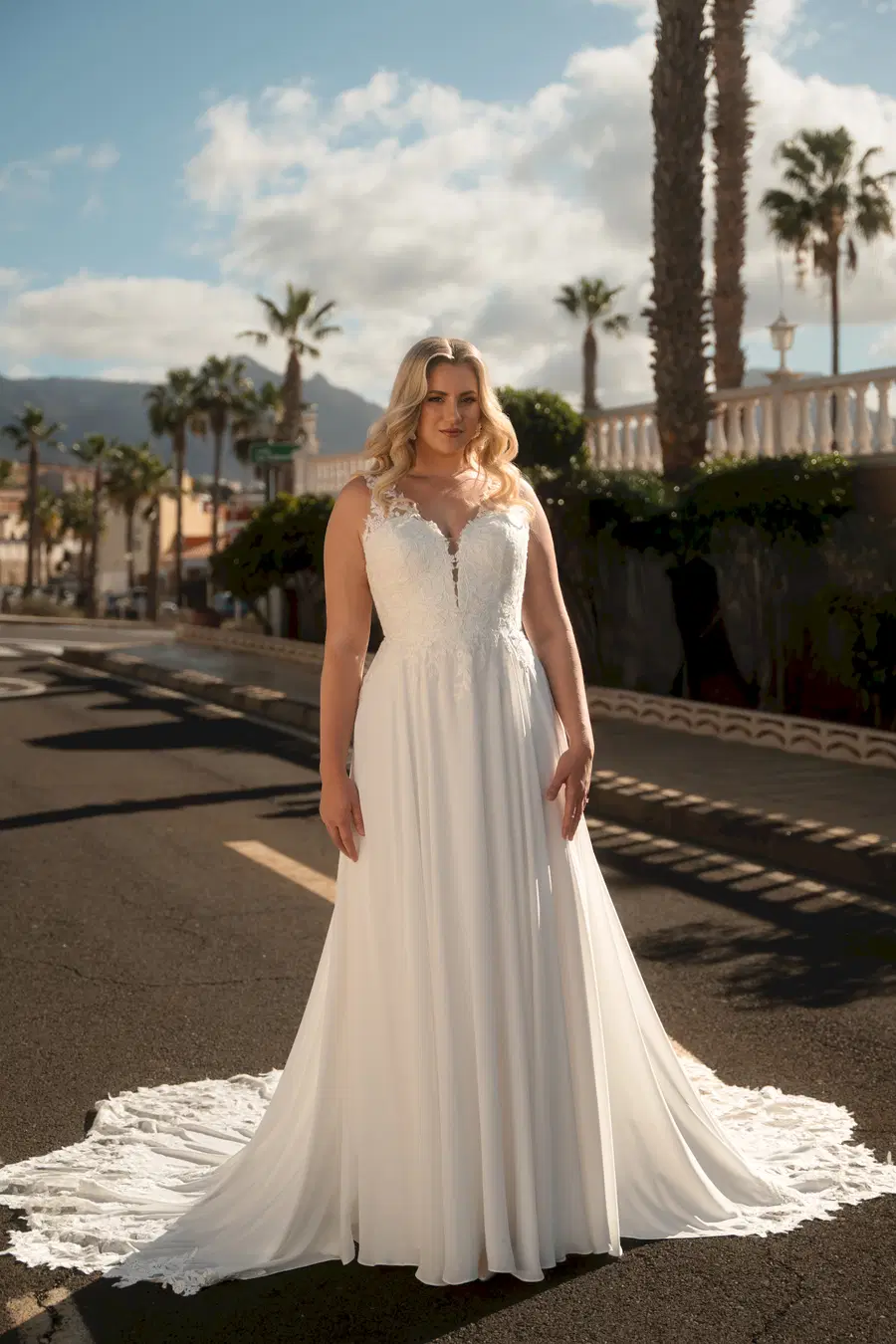 90710 by Diane Legrand: A-Line silhouette, V-neck neckline, chiffon
