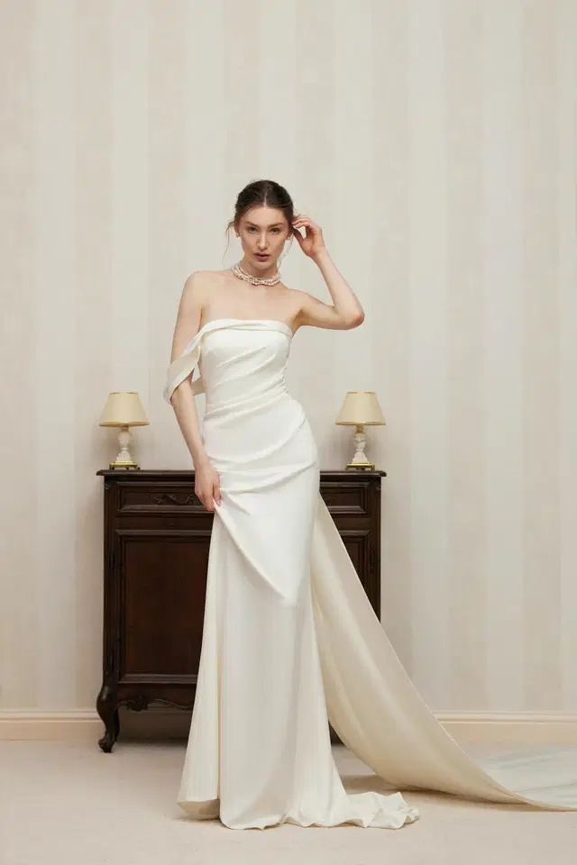 Ariella by Anne Mariée: Straight silhouette, asymetric neckline, sleeveless, satin