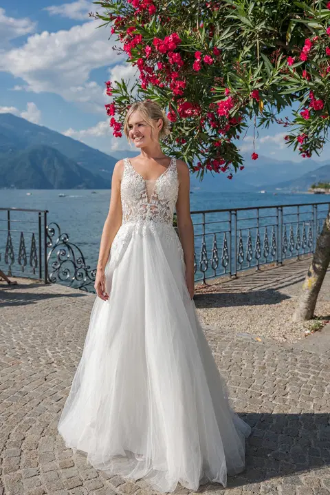 VN01 ivory wedding dress by Vera Nova, A-line, V-neck