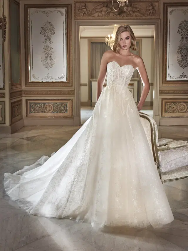 ACONITA by Pronovias Privée: A-Line silhouette, sweetheart neckline, sleeveless, tulle