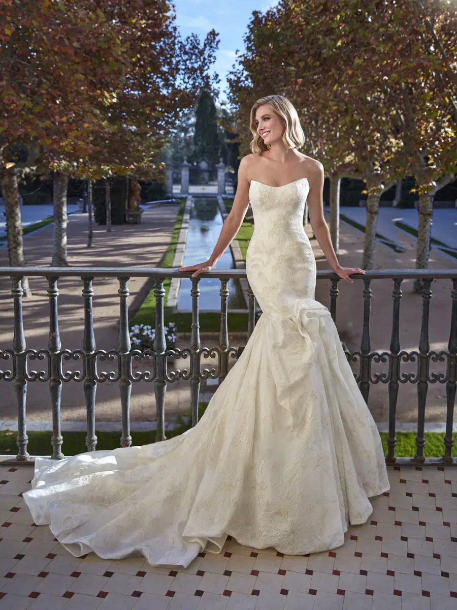 BEEGOLD by Pronovias Privée: Mermaid silhouette, sweetheart neckline, sleeveless, tulle