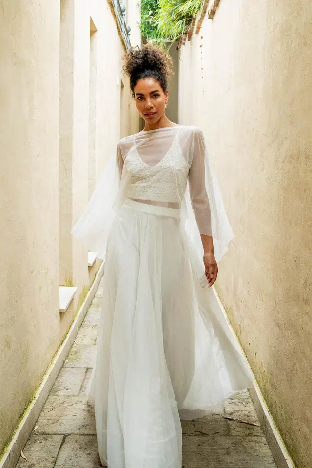 Cape Niamh by noni: Two-Piece silhouette, tulle, chapel train