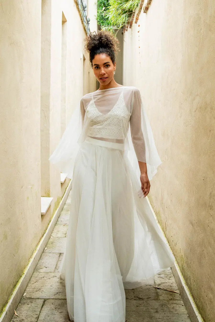 Cape Niamh by noni: Two-Piece silhouette, tulle, chapel train