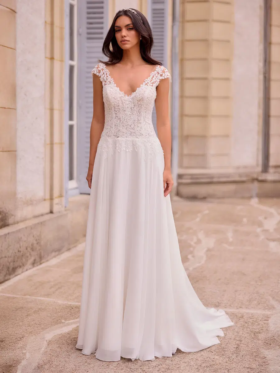 GIADA by Bianco Evento: A-Line silhouette, V-neck neckline, cap sleeves, lace
