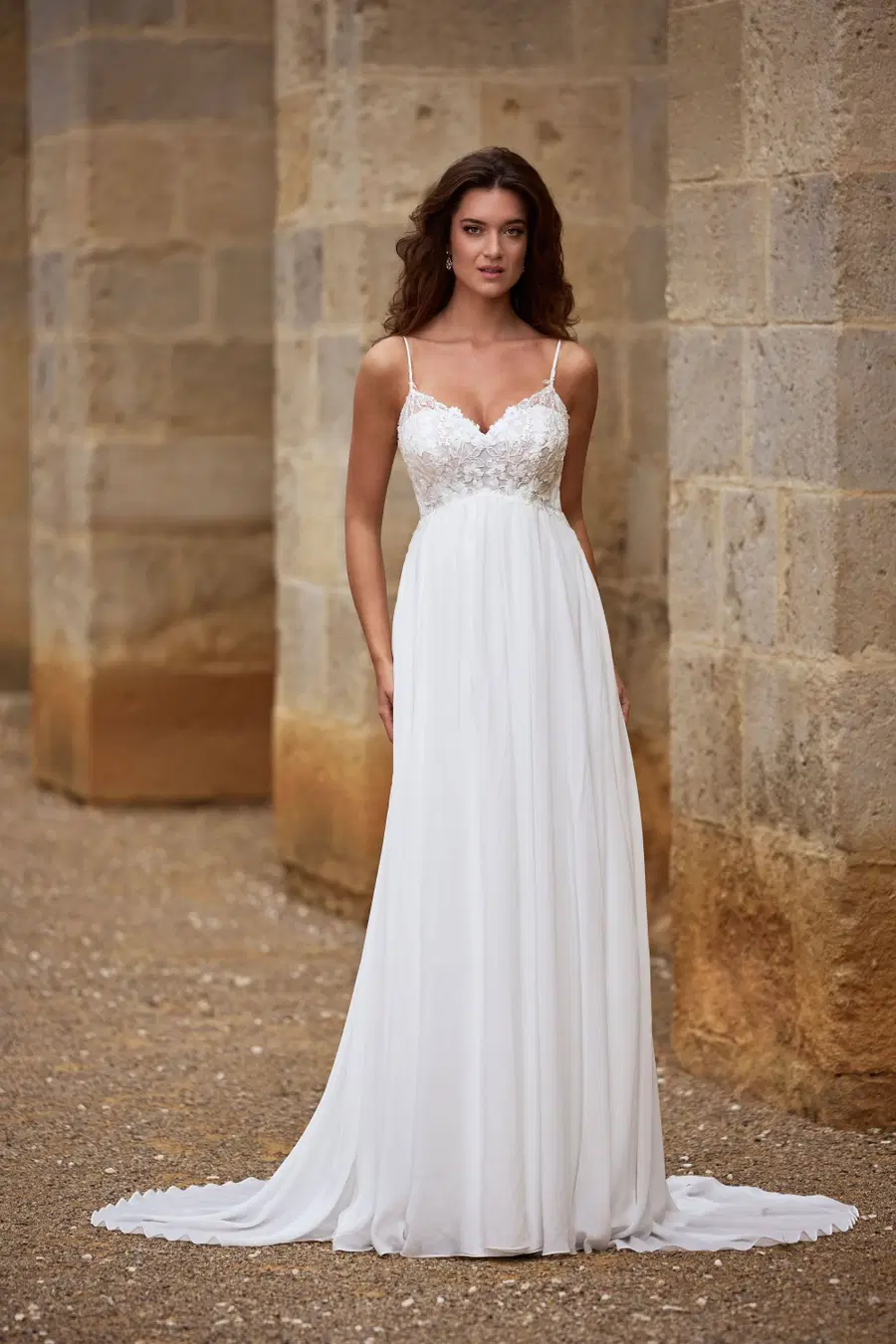 27113 by Très Chic: Empire silhouette, V-neck neckline, sleeveless, chiffon