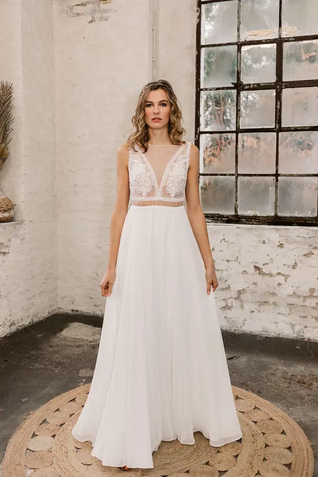 ROSIE by Esther Hofmann: A-Line silhouette, deep V-neck neckline, sleeveless, chiffon